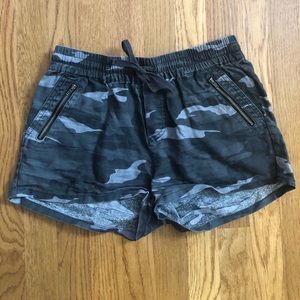 Garage Camouflage Gray Women's Shorts